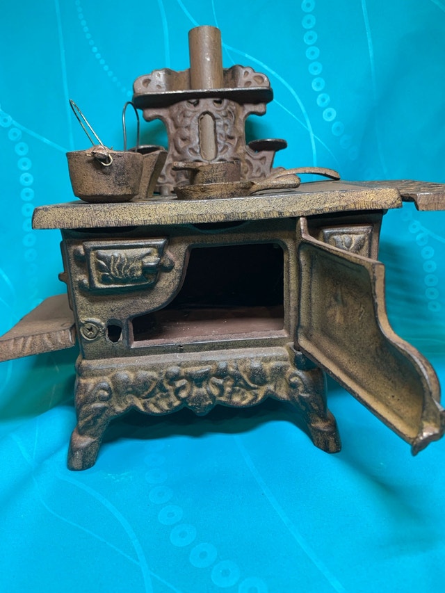 Crescent Cast Iron Toy Stove - photo 2
