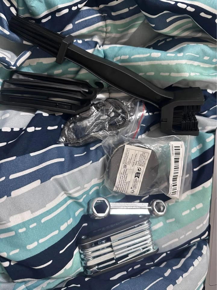 Bike tools and chain cleaner - photo 2