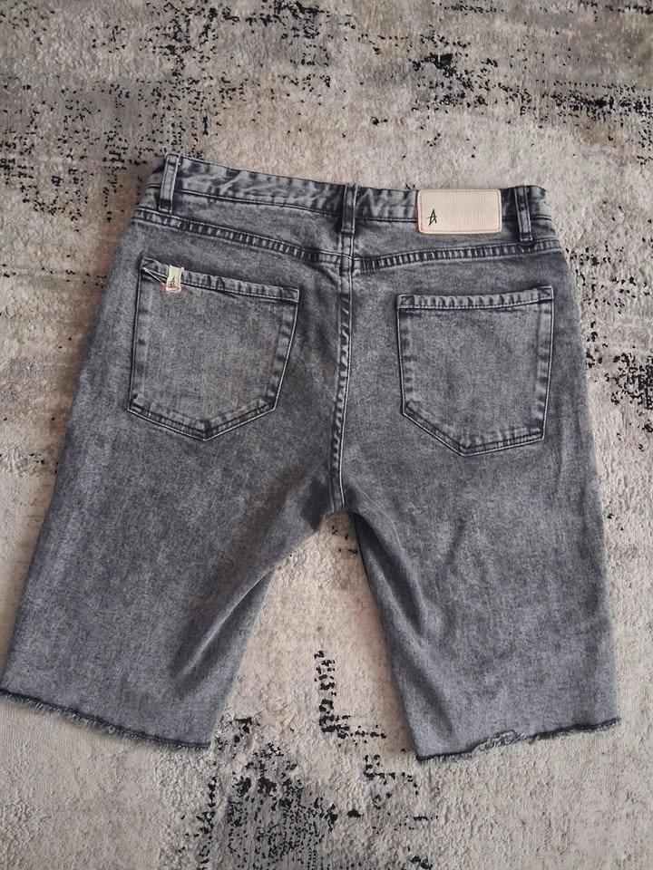 Grey acid-wash denim cut-off shorts, button fly, raw hem - photo 2