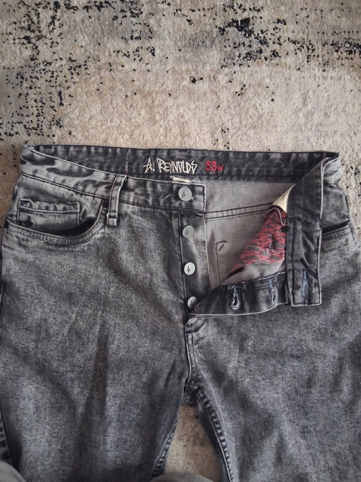 Grey acid-wash denim cut-off shorts, button fly, raw hem - photo 3