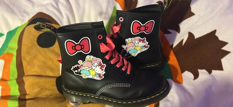 Hello kitty doc martens - photo 3