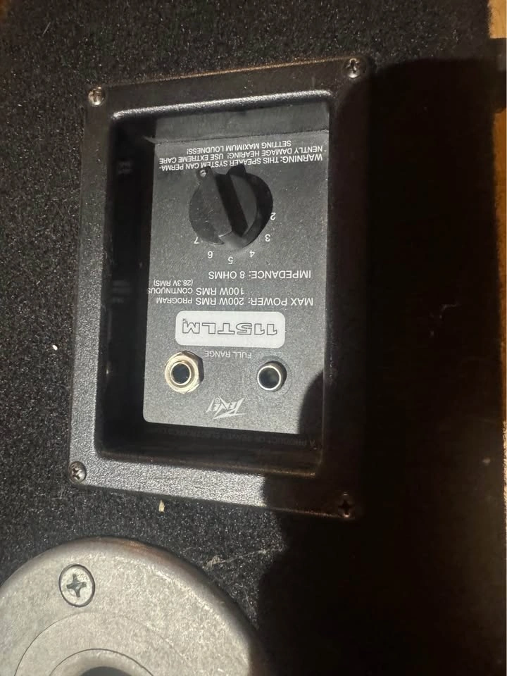 XR 1204 12 mic 8 line channels w/ Peavy speakers - photo 4