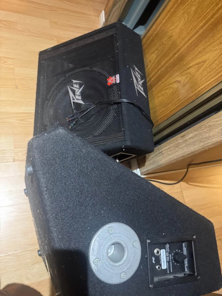 XR 1204 12 mic 8 line channels w/ Peavy speakers - photo 5