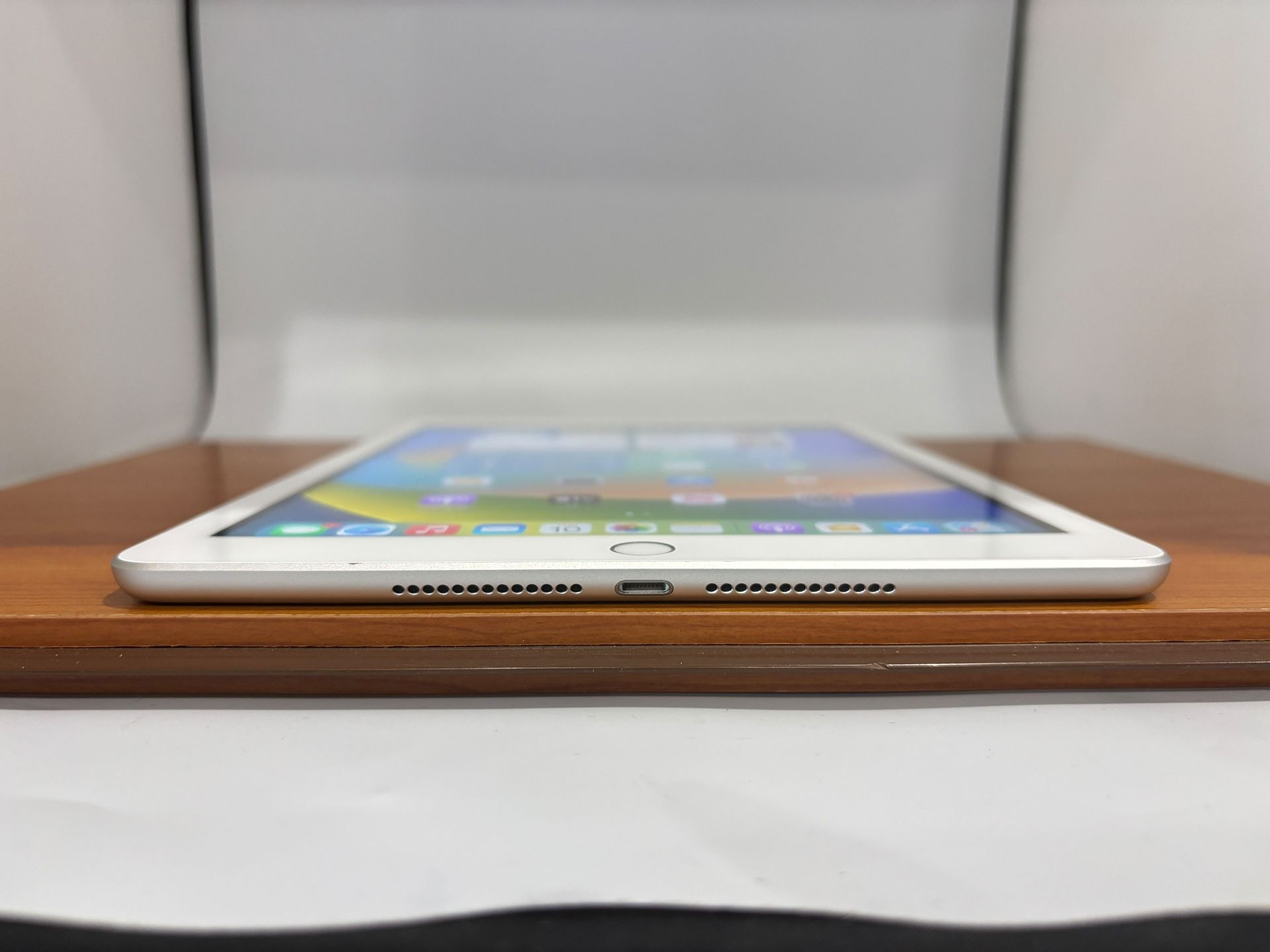 Apple Ipad 5 32GB CELLULAR Fully Functional - photo 2
