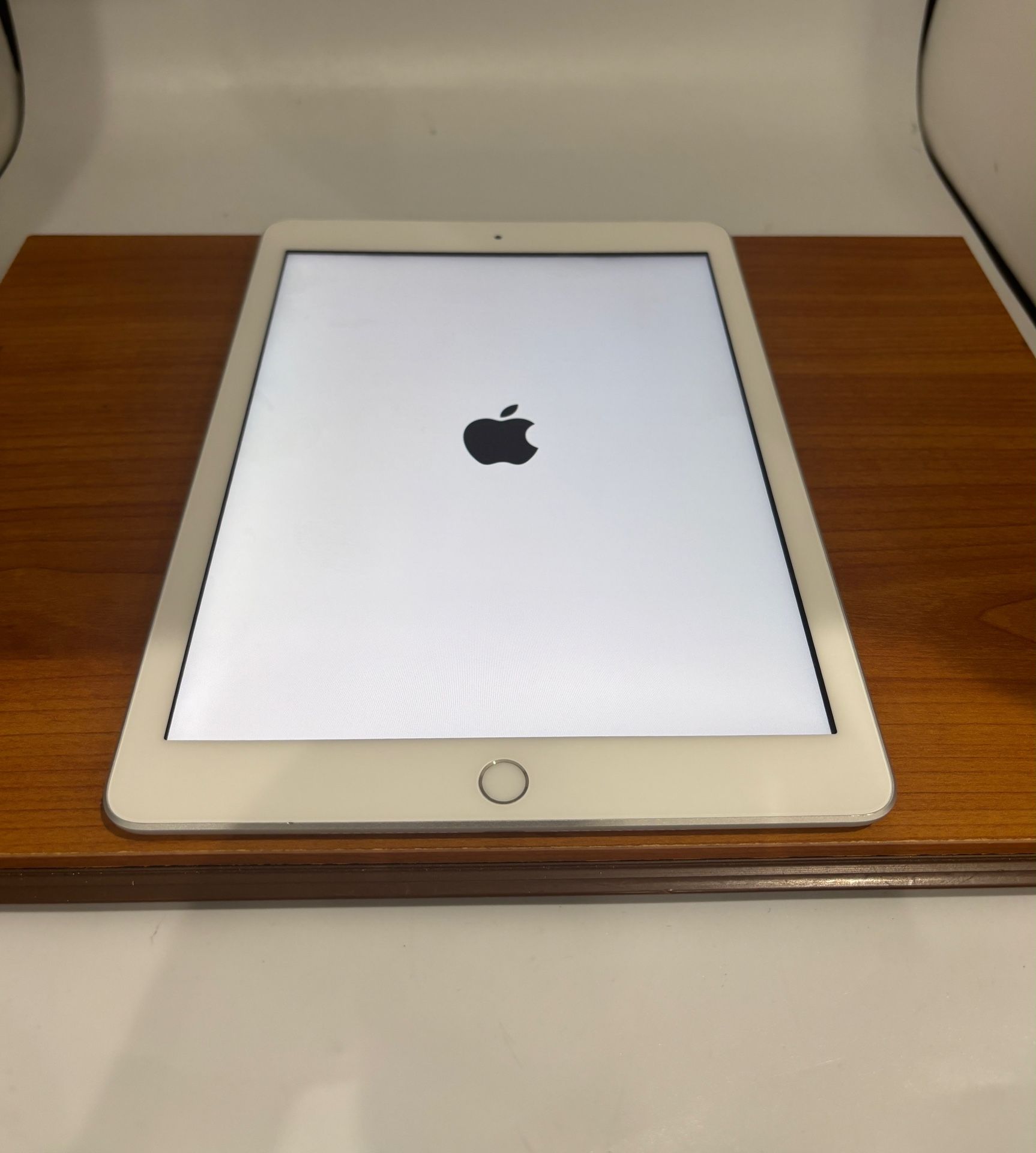 Apple Ipad 5 32GB CELLULAR Fully Functional - photo 3