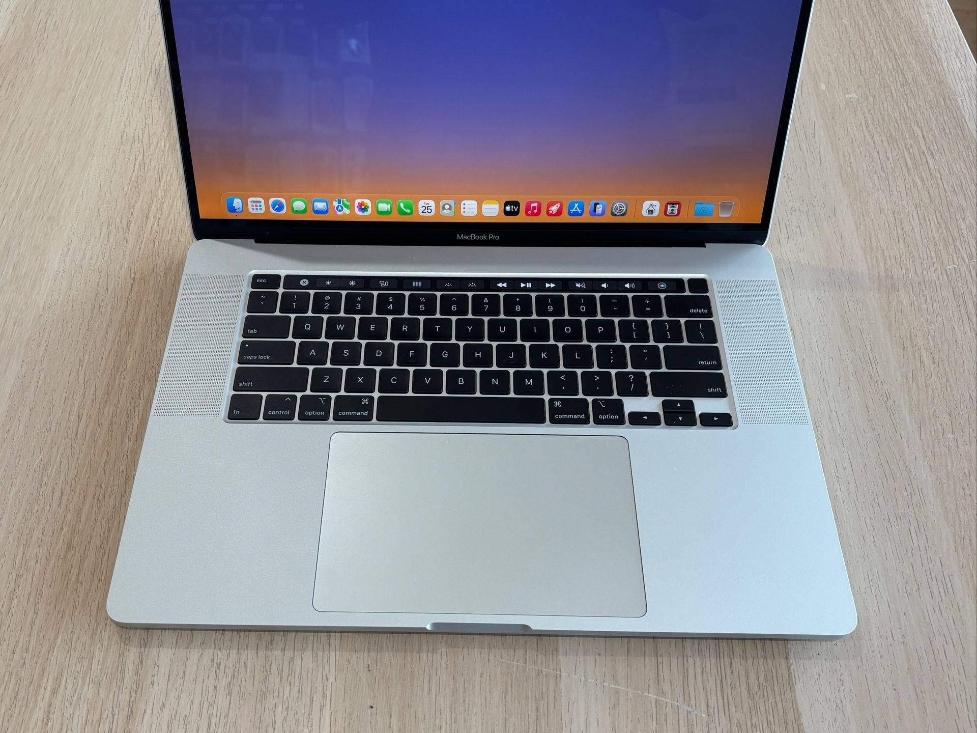 Apple MacBook Pro 16" 2019 i9 64GB RAM 1TB Radeon Pro 5500M - photo 3
