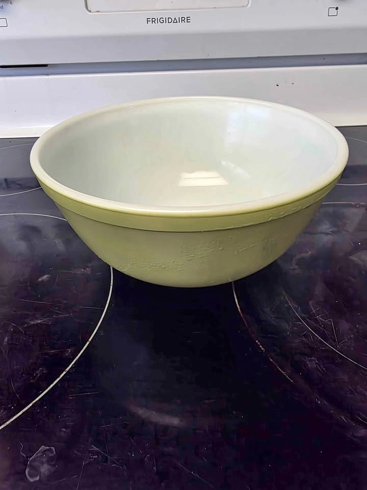 Vintage Pyrex #403 Avocado Green Mixing Bowl – 2.5 Qt