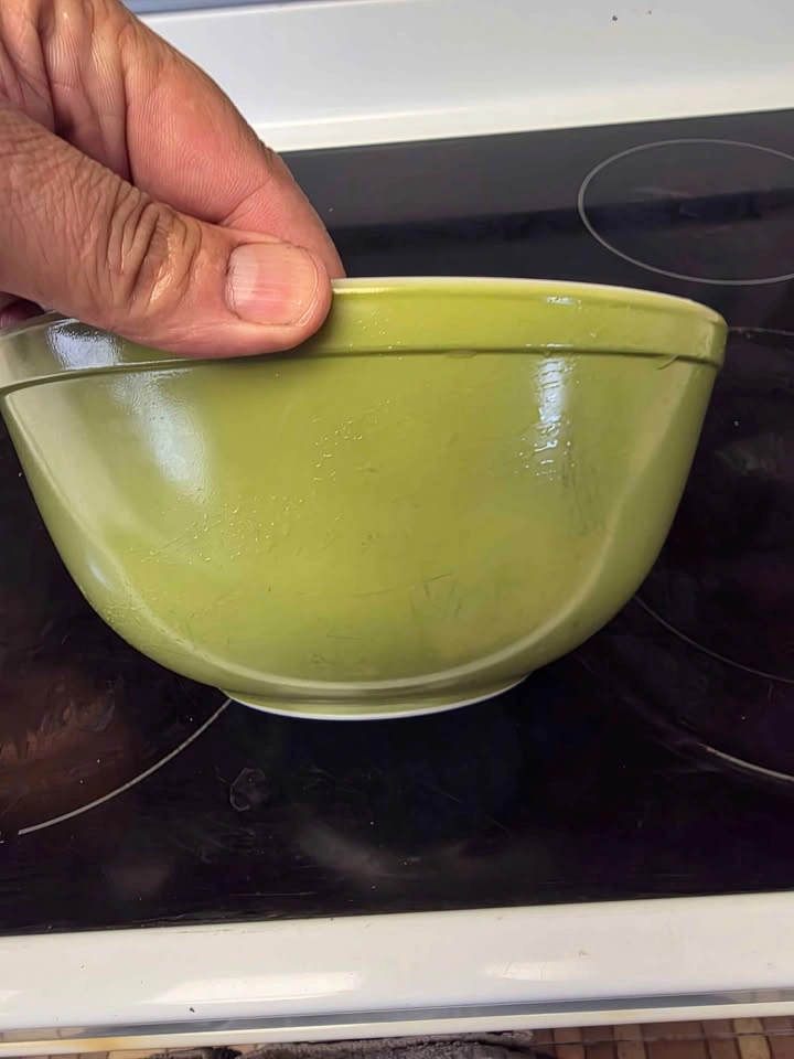 Vintage Pyrex #403 Avocado Green Mixing Bowl – 2.5 Qt - photo 2
