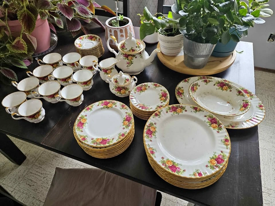 Royal Albert Old Country Roses – Full Service for 11