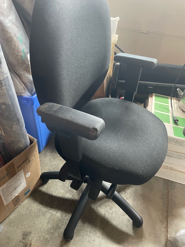 Swivel Office Chair - Adjustable Height - photo 2