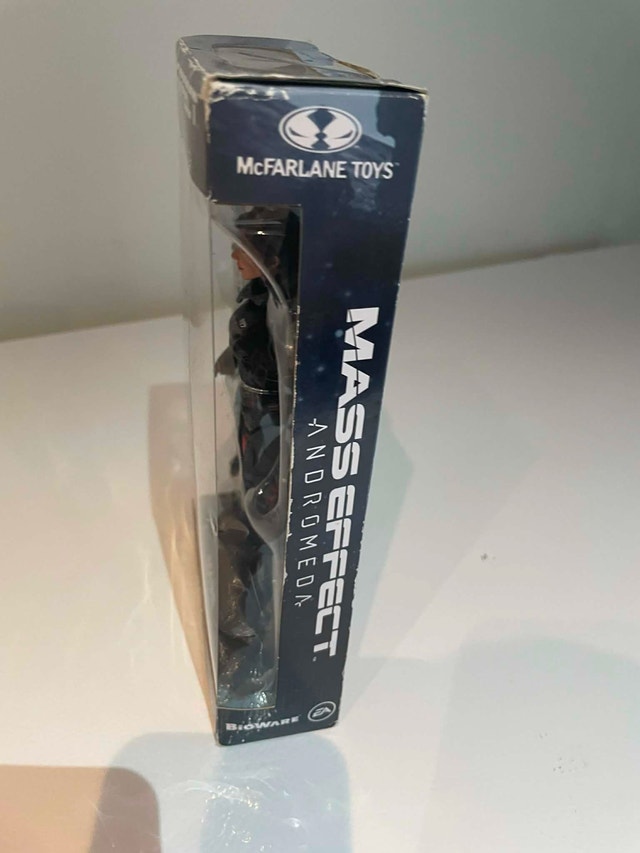 Mass Effect Andromeda Sara Ryder Action Figure (New in Box) - photo 3