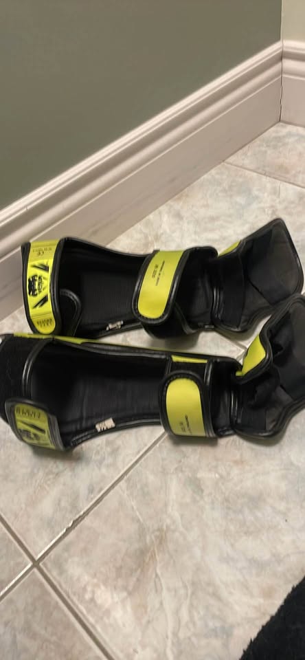 Venum Kids Kickboxing Shin Guards (M) - photo 3