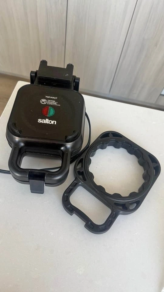 SALTON Stuffed Waffle Maker - Black