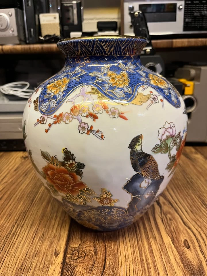 Vintage East Asian-style Porcelain or Ceramic Decorative Vase - photo 2