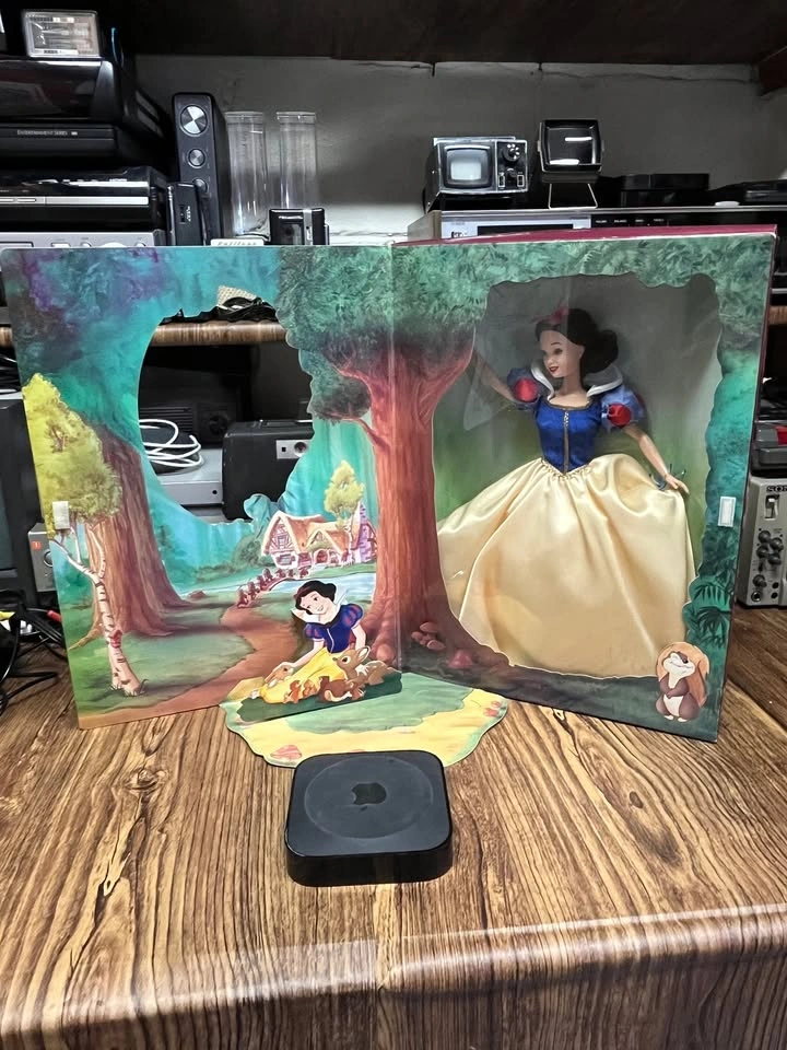 Walt Disney's Snow White 60th Anniversary Doll 1997 - photo 2