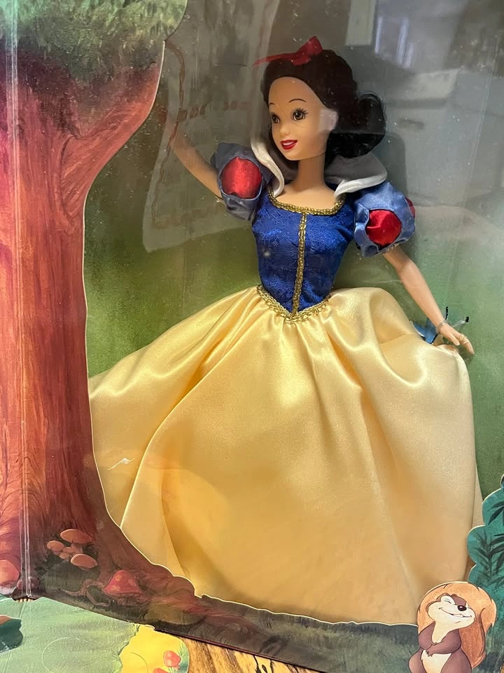 Walt Disney's Snow White 60th Anniversary Doll 1997 - photo 3