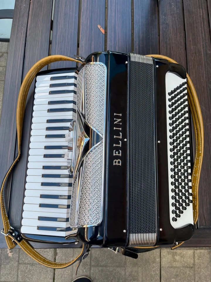 Bellini Accordion 41 Key Made in Italy 97154 With Hard Shell Cas - photo 2