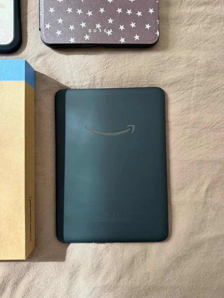 Kindle Colorsoft + 2 Cases & Clicker Remote Bundle *Like New* - photo 2
