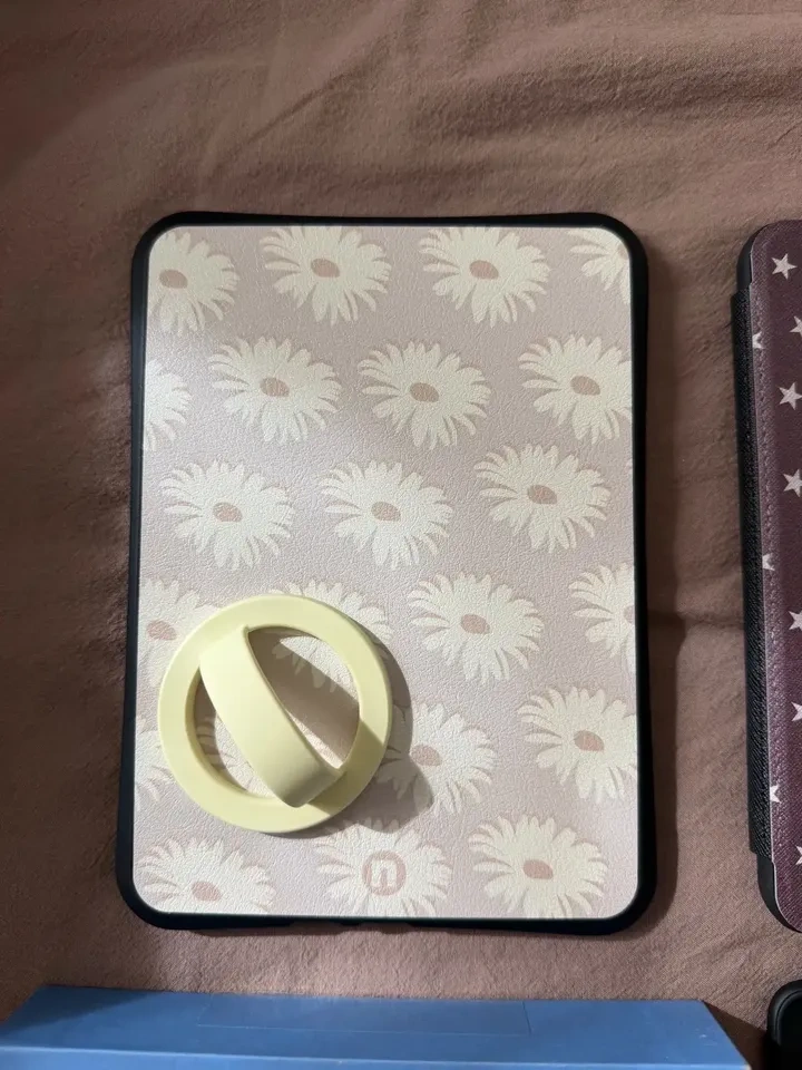 Kindle Colorsoft + 2 Cases & Clicker Remote Bundle *Like New* - photo 4