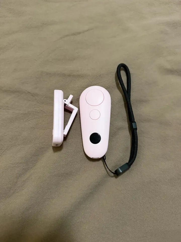 Kindle Colorsoft + 2 Cases & Clicker Remote Bundle *Like New* - photo 5