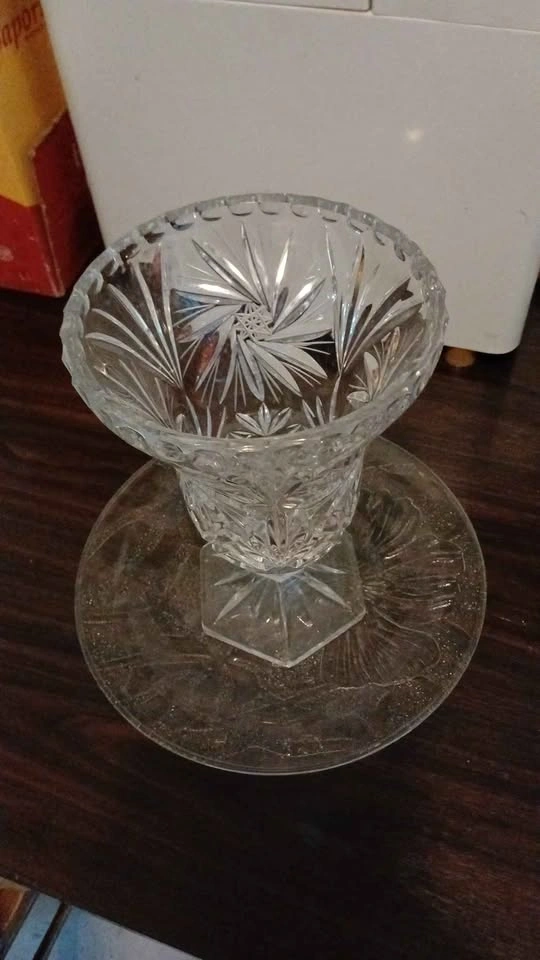 Vintage Pinwheel Cut Crystal Vase - photo 2