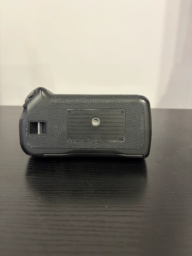 Canon BG-E2N Battery Grip - photo 2