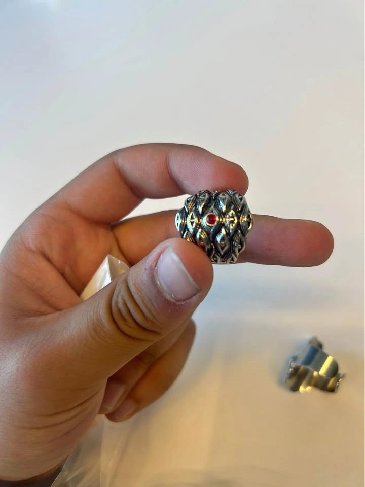 Ring red and silver