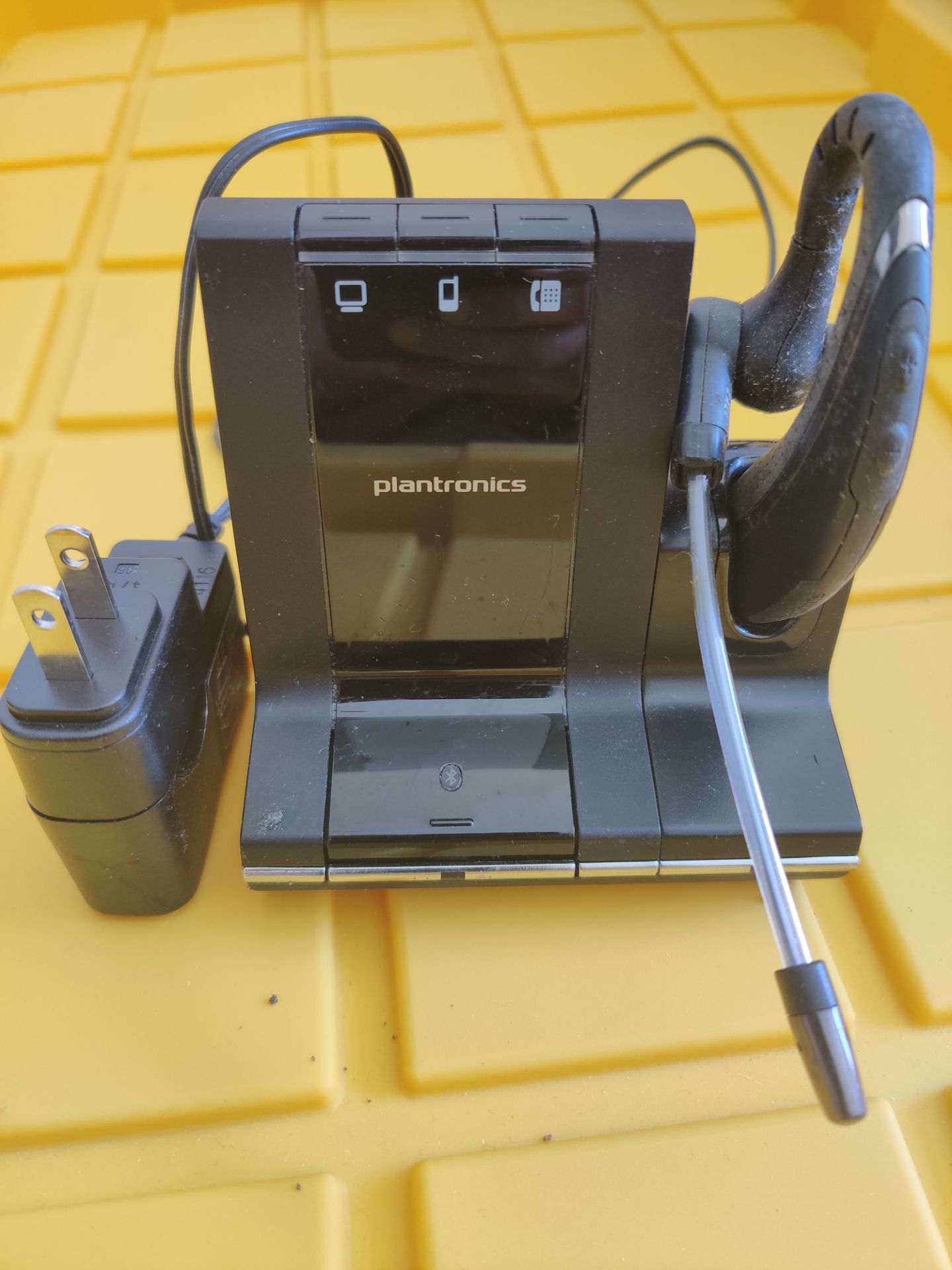 NEW Plantronics Wireless Headset with Charging Base