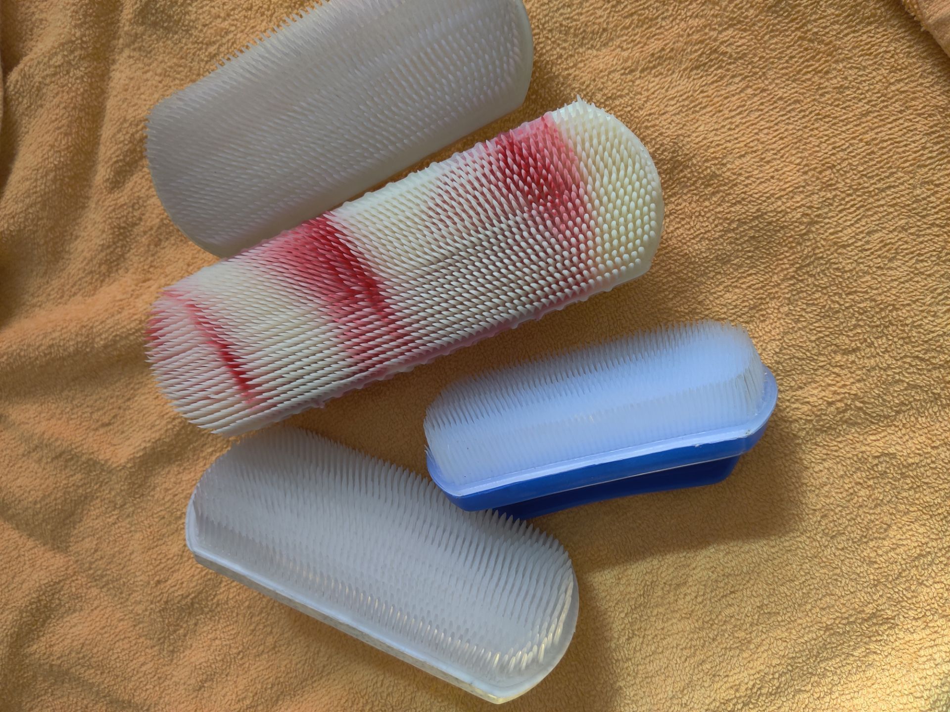 Brand NEW Plastic Brushes Set of 4 - photo 2