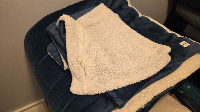Blue & White Sherpa Bedding Set - photo 2