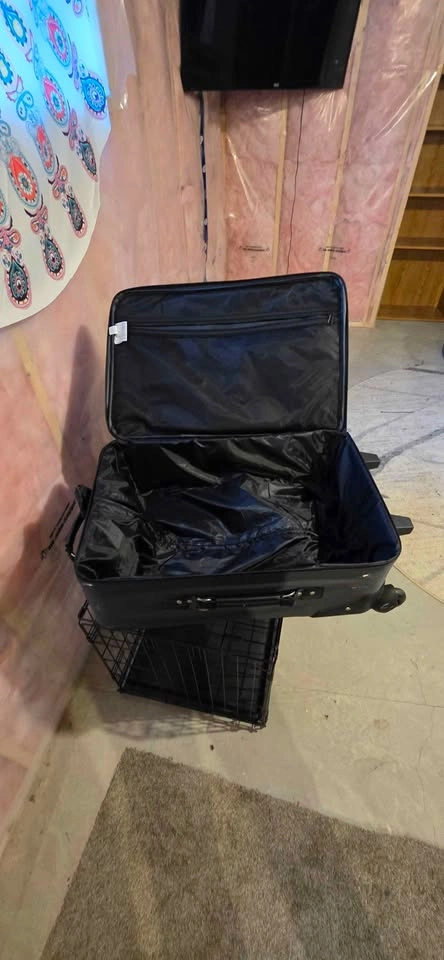 Medium size suitcase - photo 2