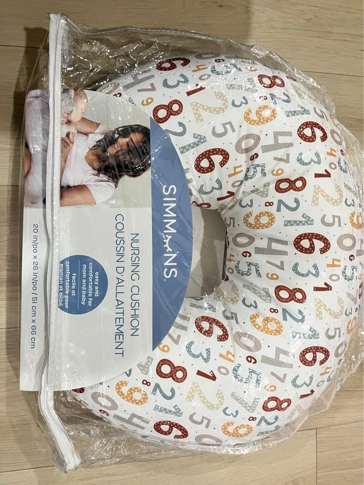 NEW Nursing pillow with 2 covers - photo 2