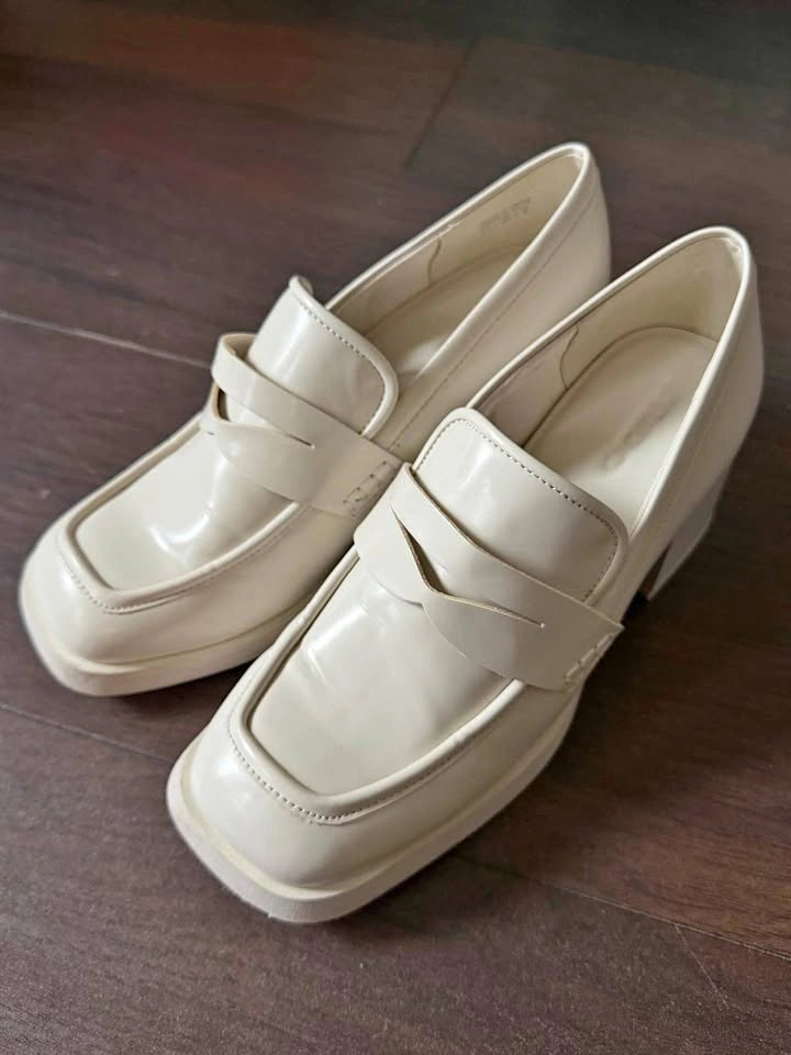 ALDO Cream Loafers (Size 8.5)