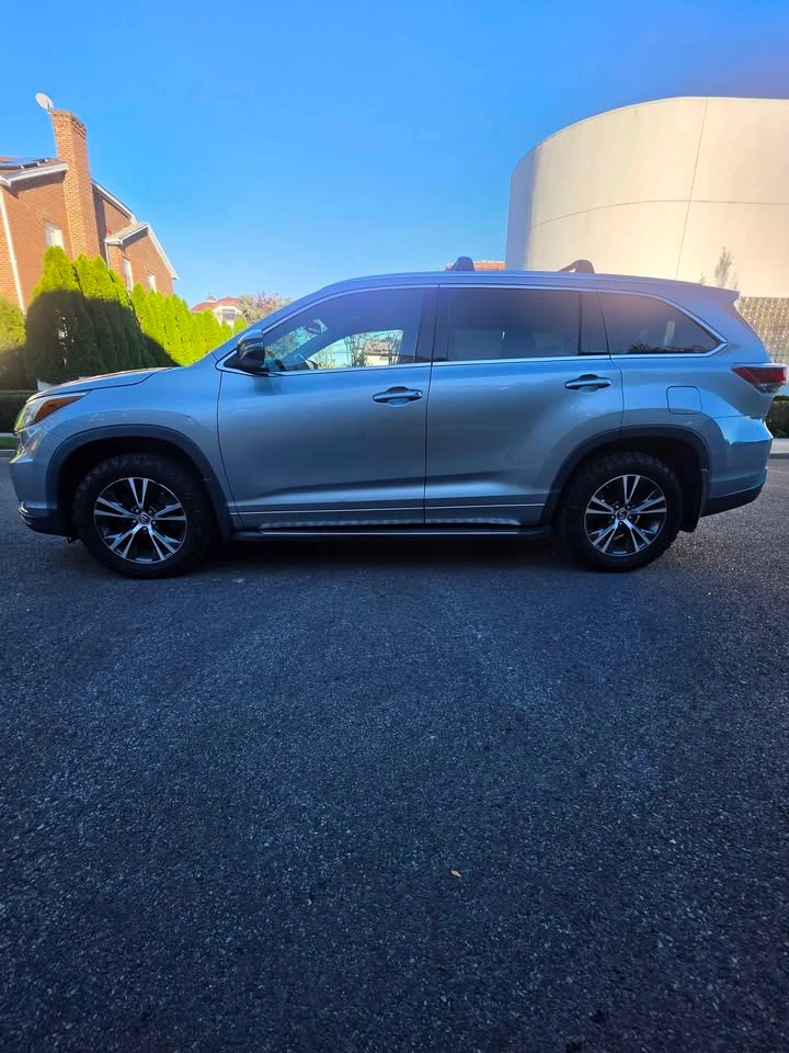 2016 Toyota Highlander XLE Sport Utility 4D - photo 2