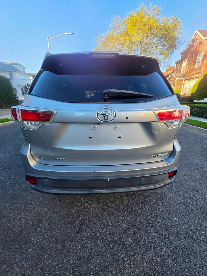 2016 Toyota Highlander XLE Sport Utility 4D - photo 4