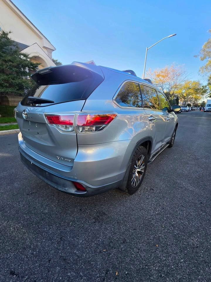 2016 Toyota Highlander XLE Sport Utility 4D - photo 5