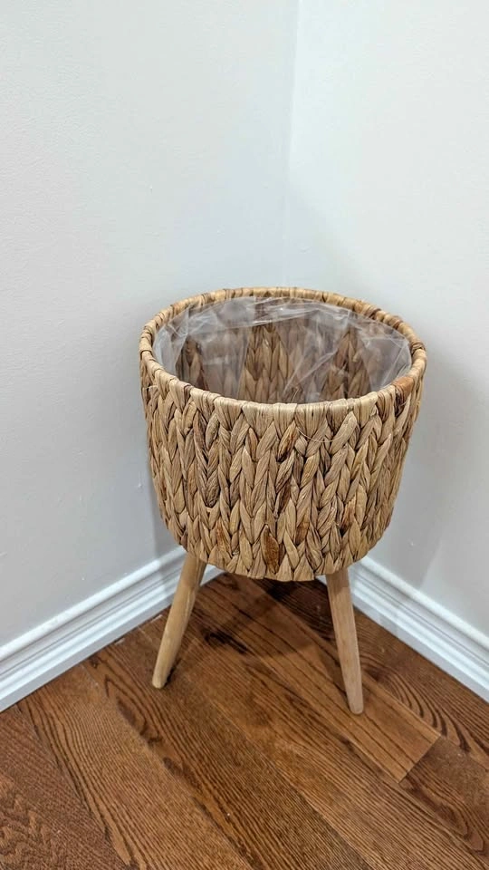 Decorative pot / Plant stand