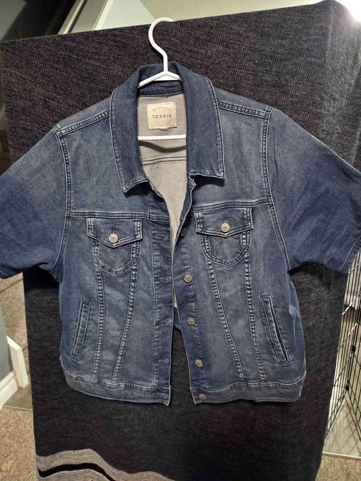 Torrid Short Sleeve Cropped Trucker Blue Denim Jacket XL-XXL