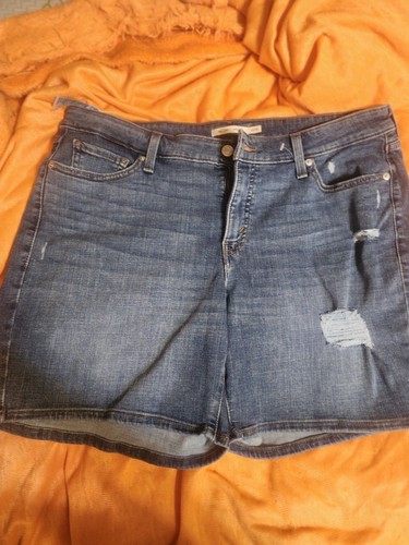 Levi's Women's Mid Length Shorts Size 16W NWOT