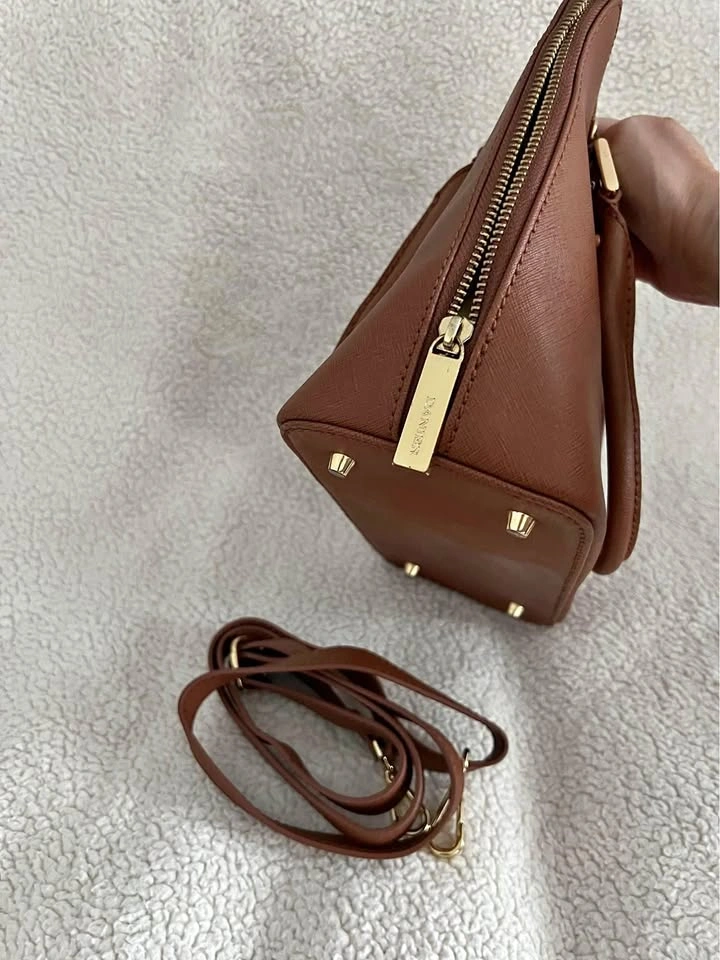 Handbag/Purse: Danier Handheld bag with Long Wallet