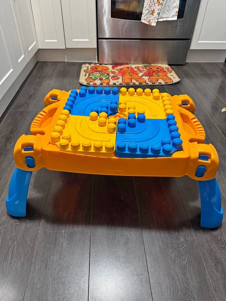 MEGA BLOCKS TABLE LIKE NEW WITH BLOCKS