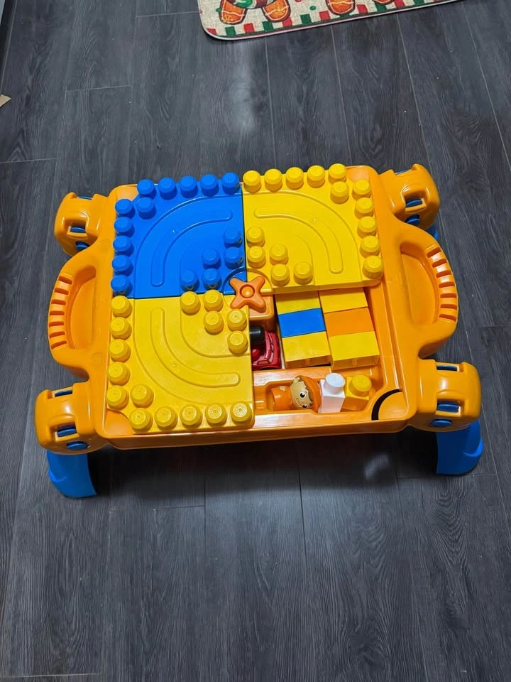 MEGA BLOCKS TABLE LIKE NEW WITH BLOCKS - photo 3
