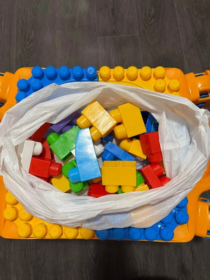 MEGA BLOCKS TABLE LIKE NEW WITH BLOCKS - photo 4