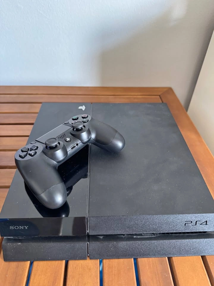 Sony PS4 500GB – Firmware 7.02 – Original Box & Complete Set