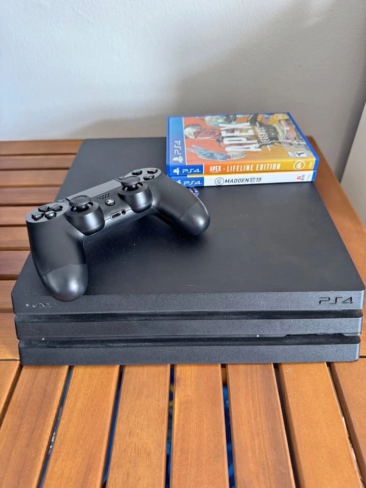 PS4 Pro 1TB – Jailbreak Compatible FW 13.52 – Controller + Games