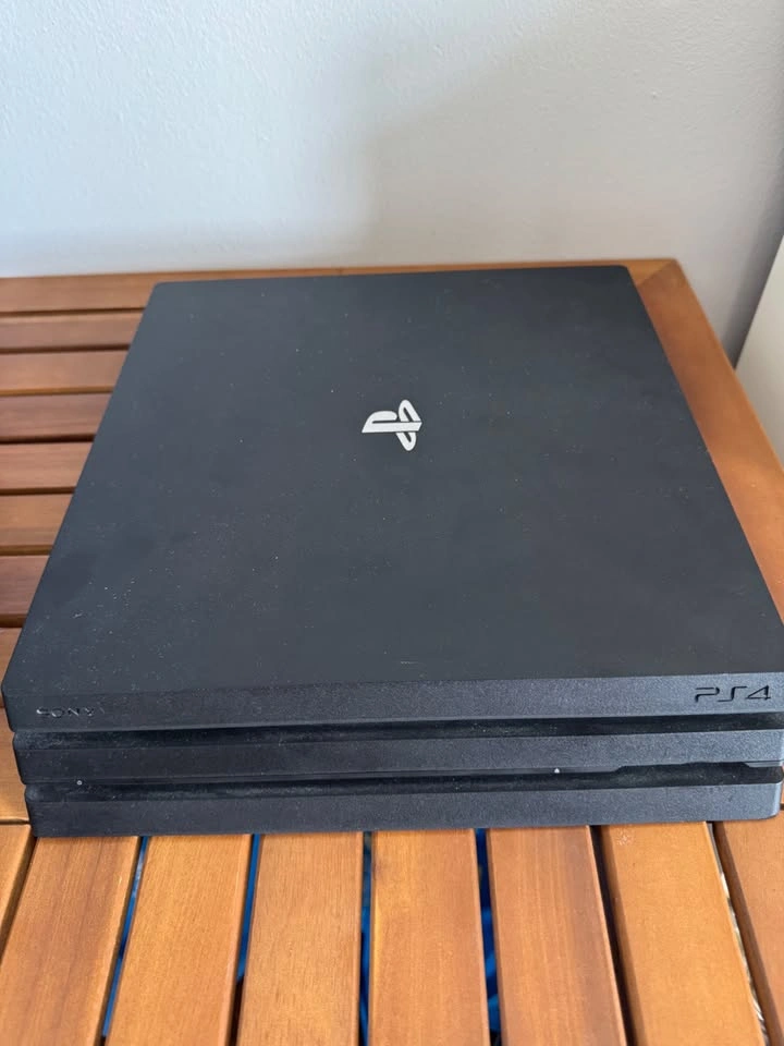 PS4 Pro 1TB – Jailbreak Compatible FW 13.52 – Controller + Games - photo 2