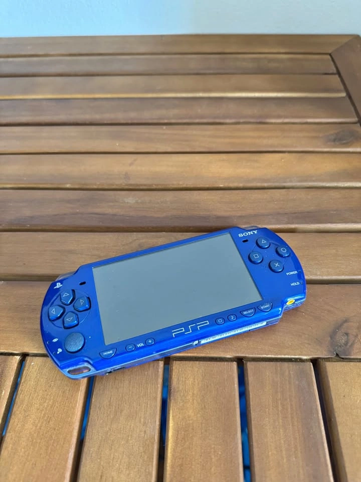 Sony PSP 2001 Metallic Blue – Limited Edition – Charger & Case