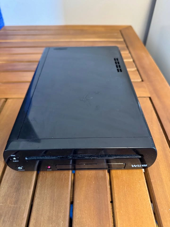 Nintendo Wii U Deluxe 32GB – GamePad + Chargers & Dock