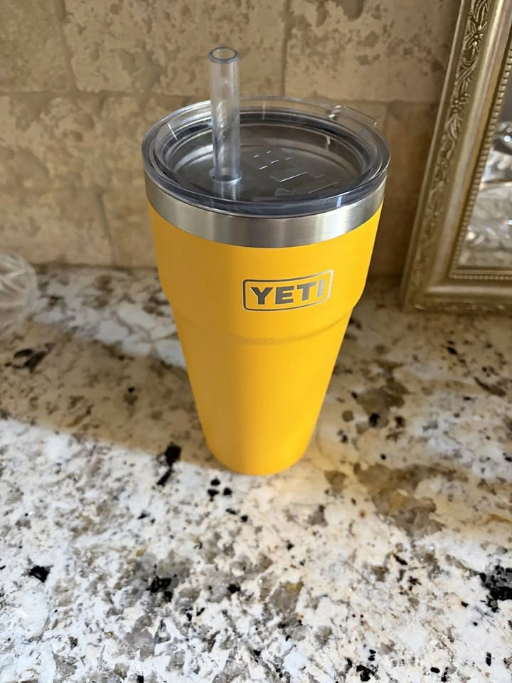 Like New, Yeti Rambler 769 ml | 26 oz Alpine Yellow