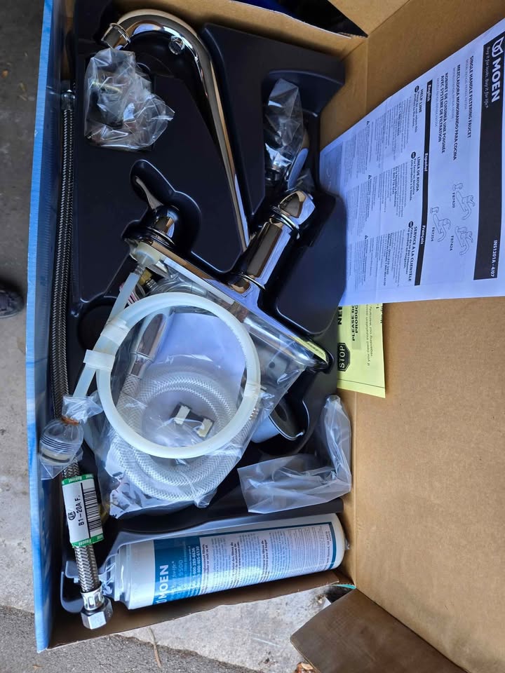 Moen Kitchen Faucet with sprayer - photo 2